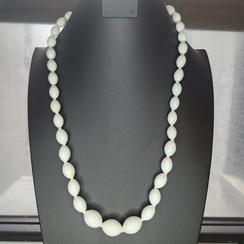 Vintage White Beaded Necklace 24 Inches.
