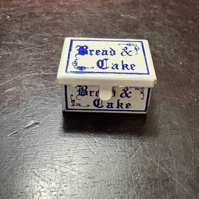 Bread Cake Metal Decor