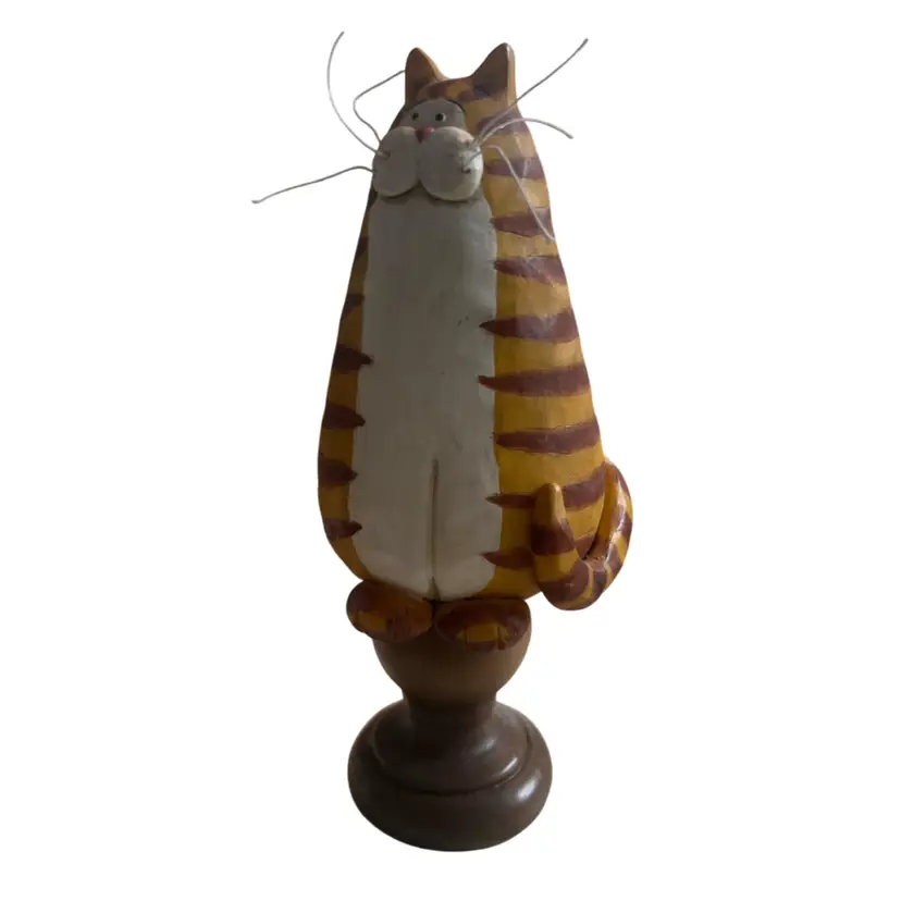 Fat Cat on Pedestal 🐈