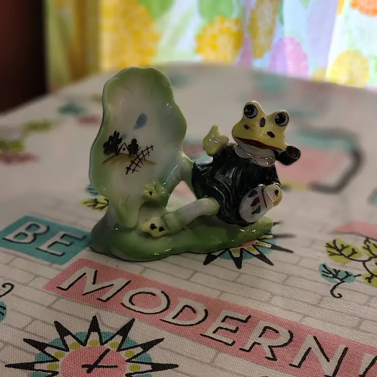 Vintage Artistic Frog Figurine | Artist Painting a Landscape on a Lily Pad | Anthropomorphic Frog with Pipe & Palette | 1950s Made in Japan