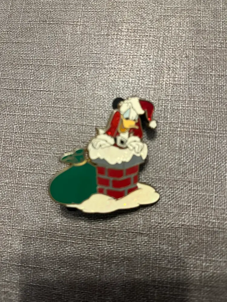 Disney World 2007 Christmas Pin Donald Duck Chimney