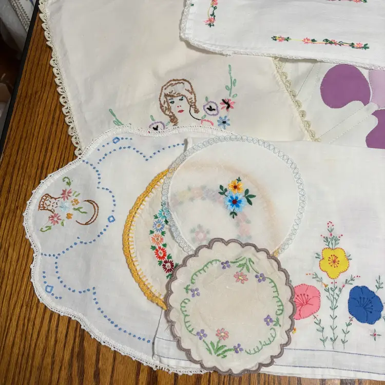 09- Bundle Asst Vintage Linens Some Not Perfect