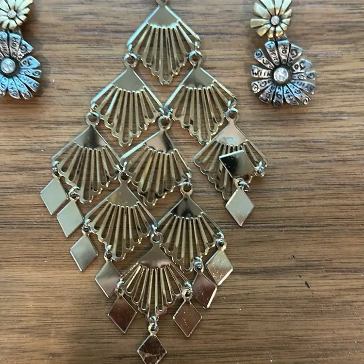 Lot Of 2 retro 4 Inch Pendant With And Love – Hope Flower Earrings