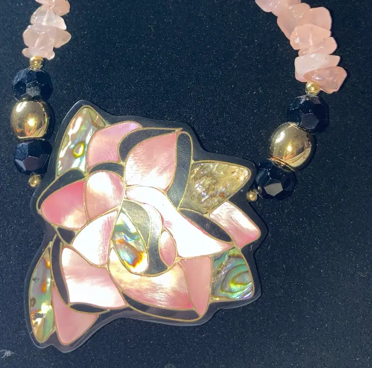 2 Day Sale! 🎉🎄🎉 Rose Quartz And Abalone Inlay Beautiful Flower Pendant! 18” Long!