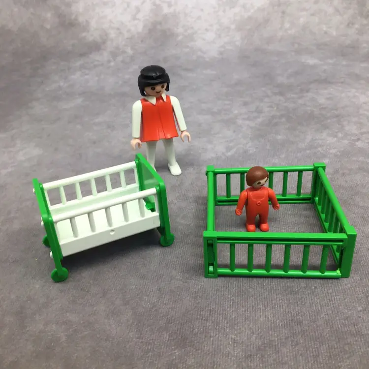 Playmobil 3593 Mom & Baby w/Playpen & Crib Incomplete Playpen has a broke side.