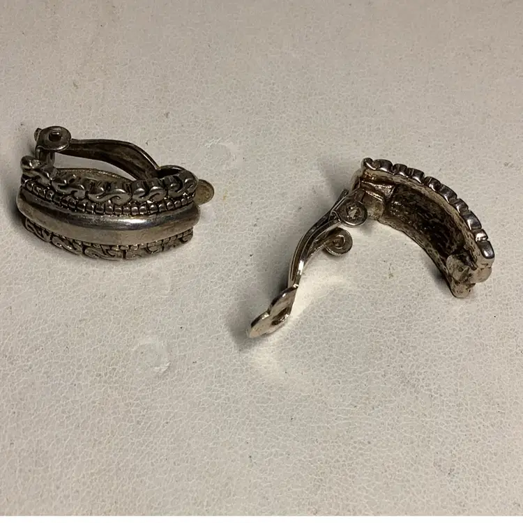 Small Silvertone Clipon Earrings 1/2”