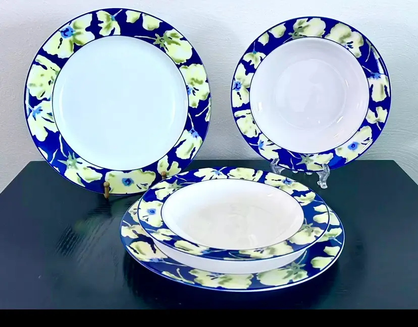 Vintage ONEIDA Dinner Plates And Soup Bowls Jasmine Design Set Of 2 Each