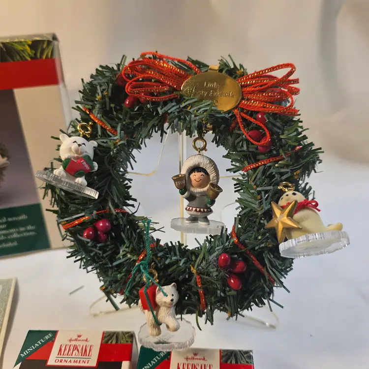1990 Hallmark Keepsake Little Frosty Friends 5" Wreath w/ 4 Miniature Ornaments