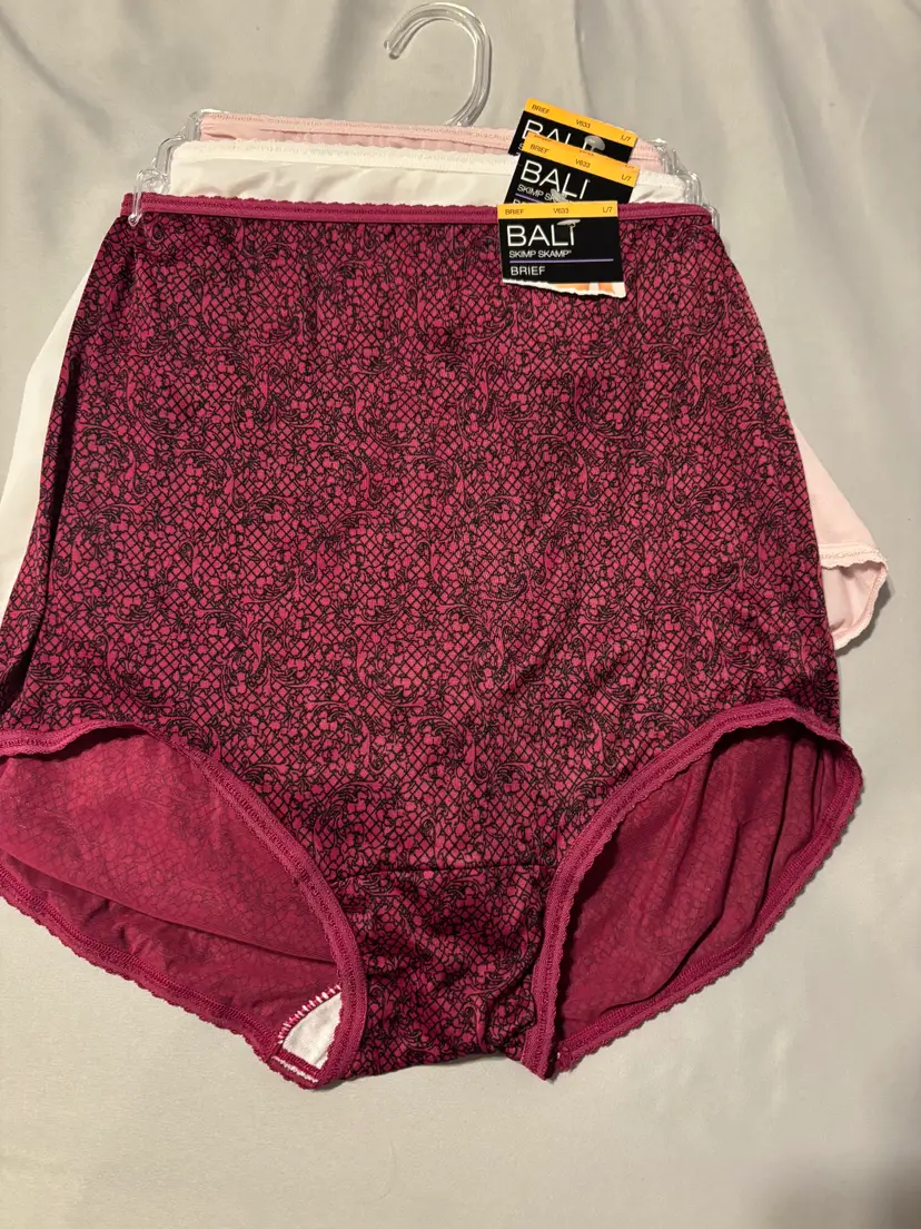 NWT Bali Ladies sz 7 underwear