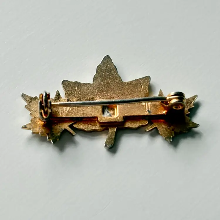 Vintage Maple Leaves Niagara Falls Souvenir Pin colorful enamel gold tone Canada