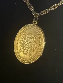 Gold Tone Keepsake Locket Necklace.
