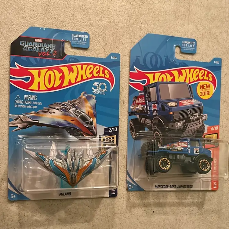 2 Hot wheels