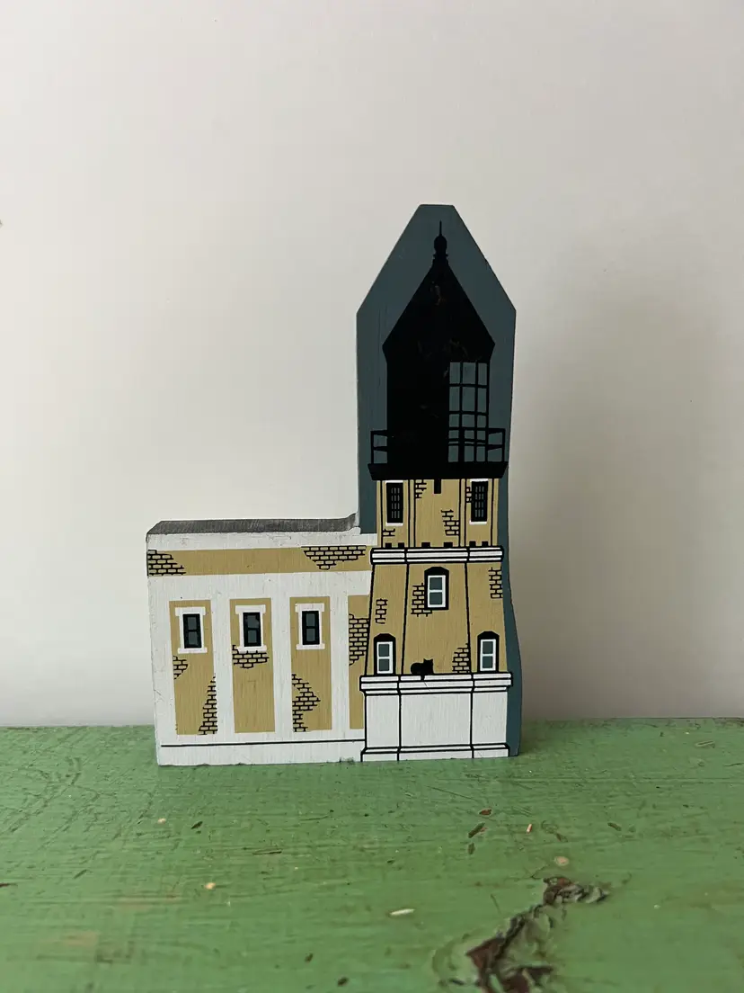 The Cat's Meow: Split Rock Lighthouse. Light House Series 1990 Wooden Hand-Painted House Black Cat.