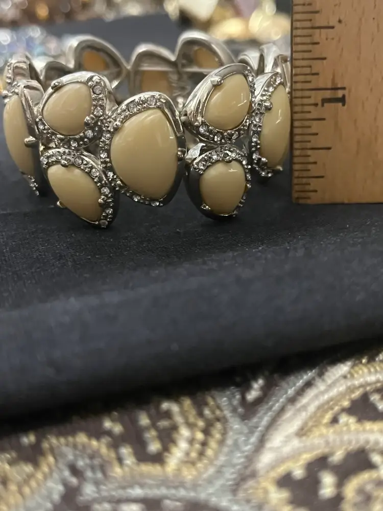 Vintage Lucite Rhinestone Silvertone Stretch Bracelet
