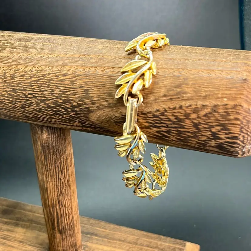 Vintage Leaf Bracelet, Gold Tone, 7” Long, Fold Over Clasp