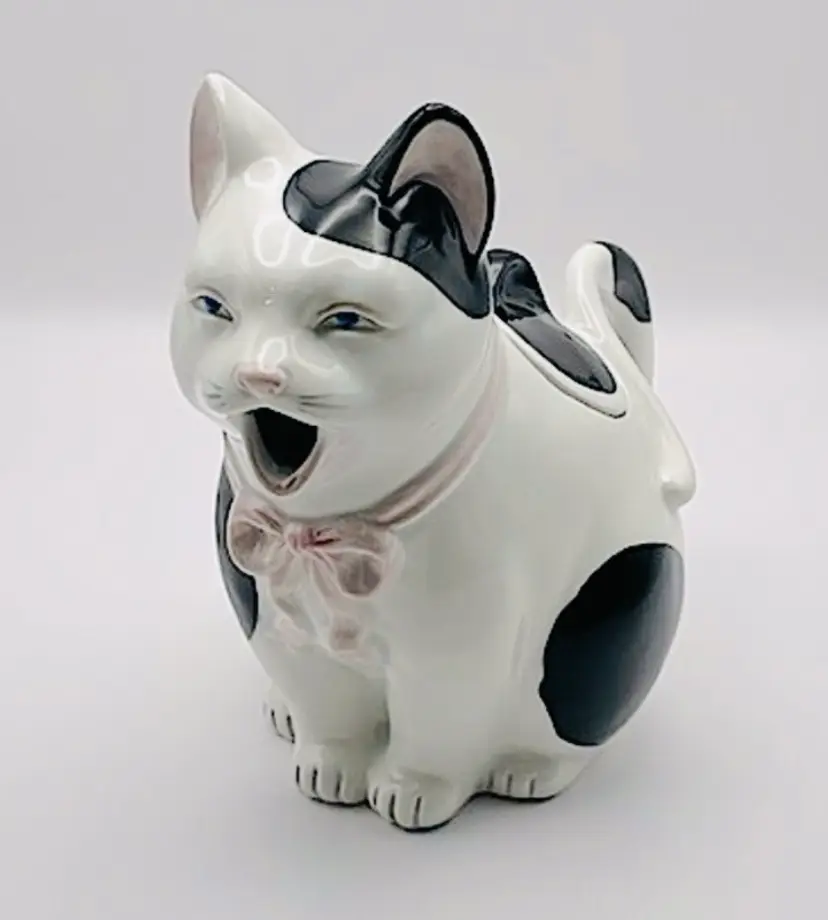 Takahashi San Francisco, ceramic cat teapot, blk/wht with pink bow! Sweet!