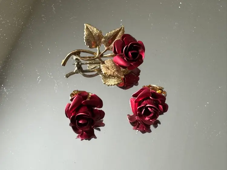 Vintage Red Enamel Rose Brooch And Clip Earrings Set Gold Tone Metal