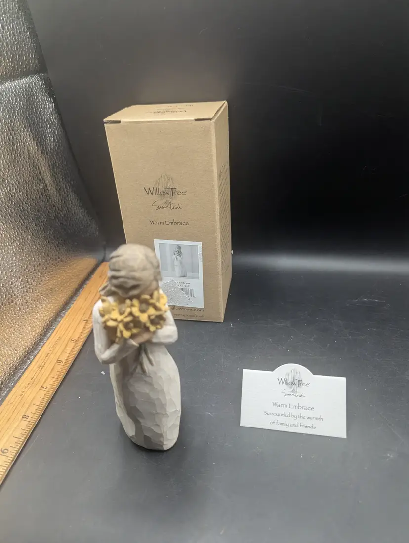 Willow Tree Warm Embrace Figurine by Susan Lordi New in Box.