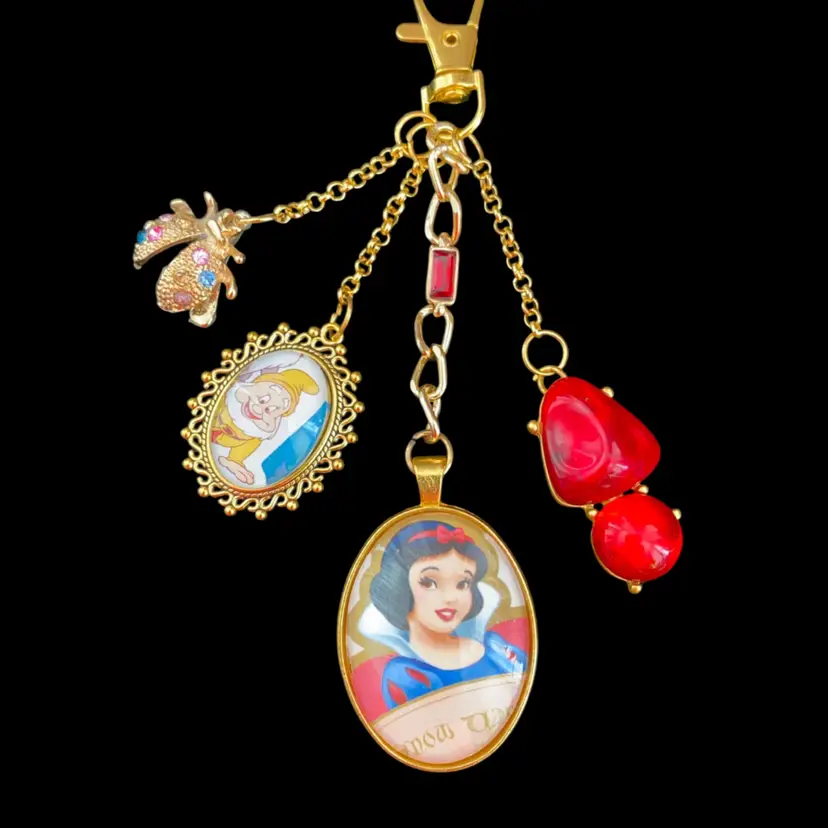 8 PURSE CHARM HANDBAG KEY RING DISNEY SNOW WHITE COLLECTIBLE ART