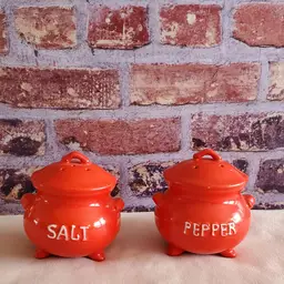 Vintage Lego Japan red ceramic bean pot/pot belly kettle salt and pepper shakers