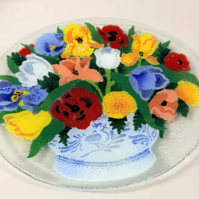 Signed Peggy Karr Art Glass Plate Floral Bouquet in Vase 10 3/4 diameter