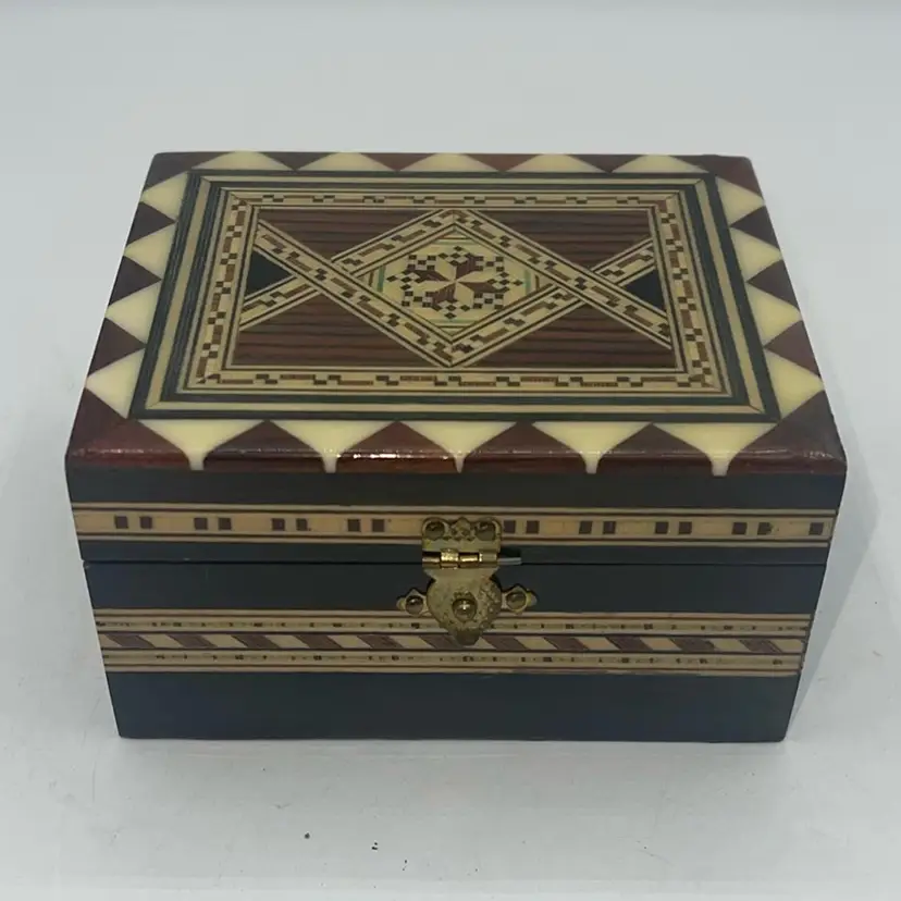 Decorative Jewelry Box 4” x 3.25”x 2.25” Felt Interior