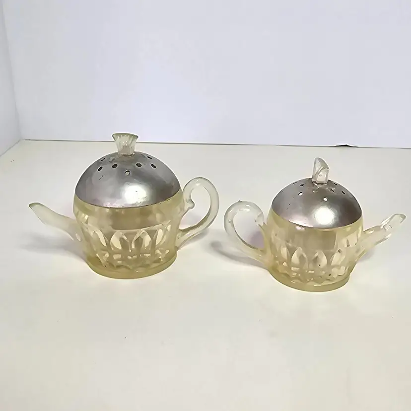 Vintage Lucite Tea Pots S&P Shakers