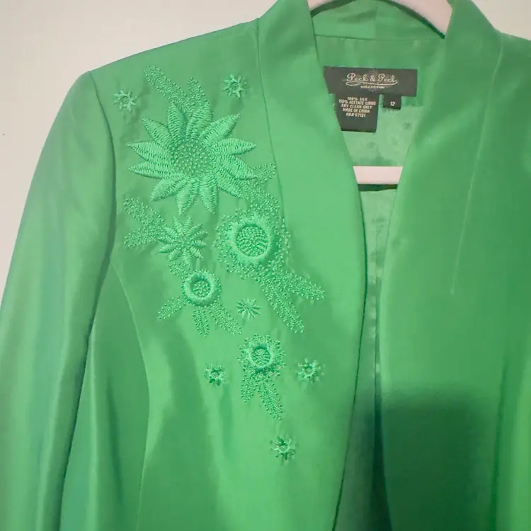 #1688 Peck & Peck Collection Size 12 100% silk, Edge to Edge, Embroidered Flowers, emerald green Ladies Jacket