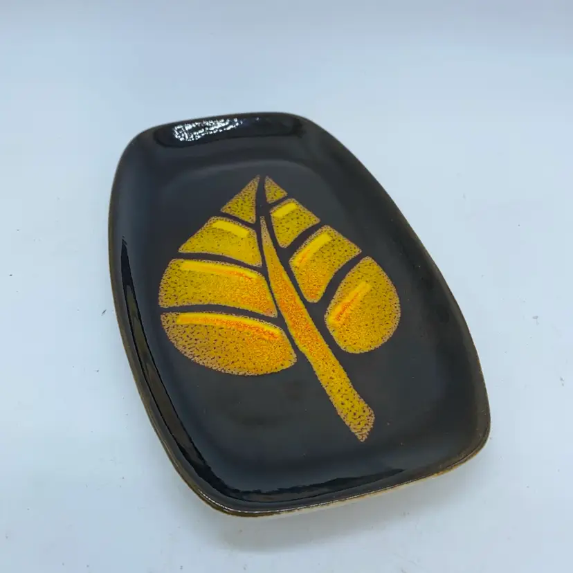#2253 Poole England '661 Aegean' mid-century decorative ceramic Trinket dish with a leaf motif.
