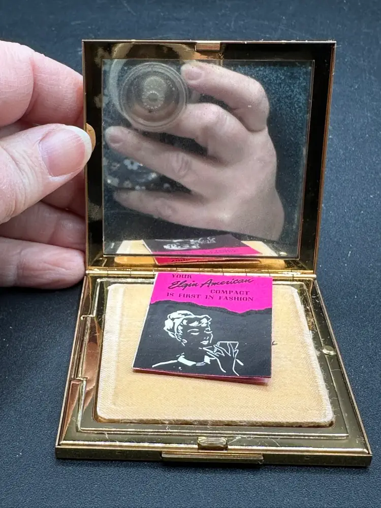 VINTAGE ELGIN GOLD TONE POWDER COMPAC, PUFF AND PAPER INSERT -1940'S