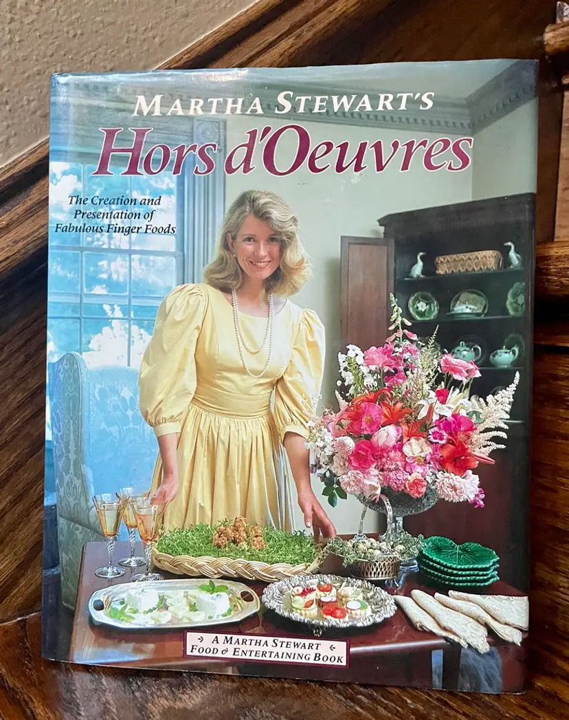 Martha Stewart's Hos d'Oeuvres 1984 HC DJ Recipe CookBook