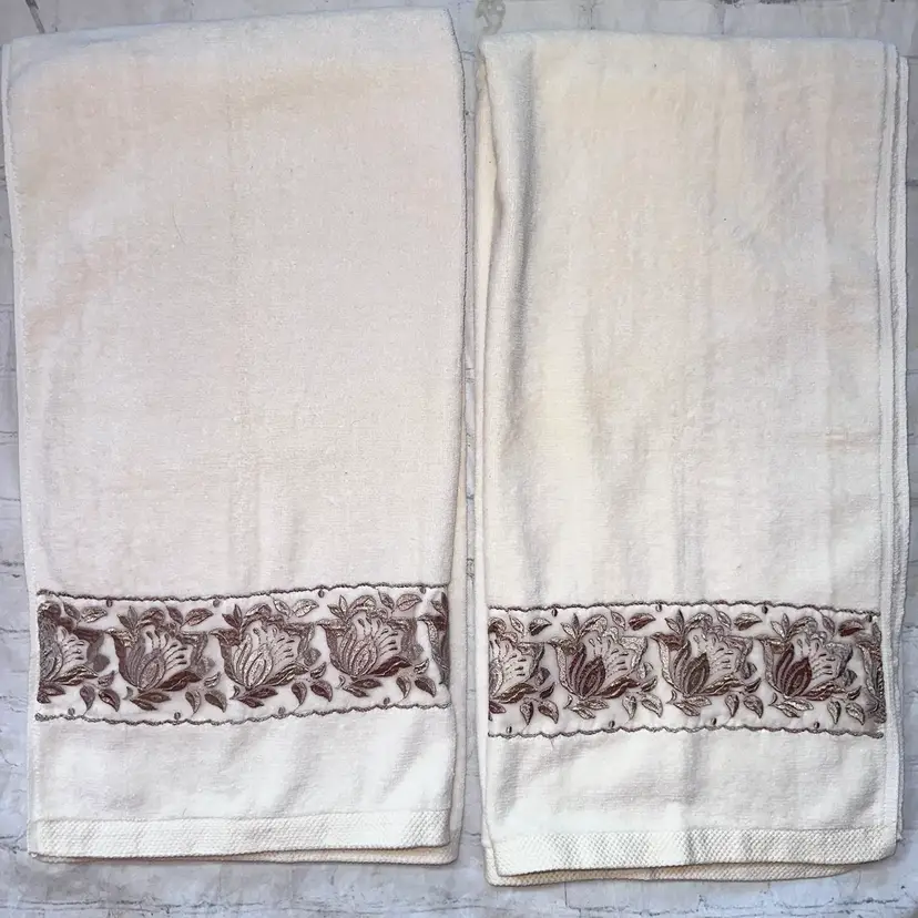 Vintage Springmaid Cream Terry Cloth Bath Towels 25 x 48 Embroidered Panel Set Of 2