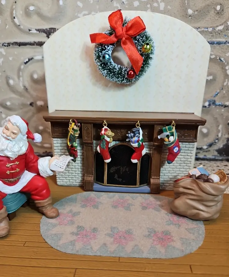 2002 Hallmark Studio The Family Room Keepsake Ornament w/ Accessories