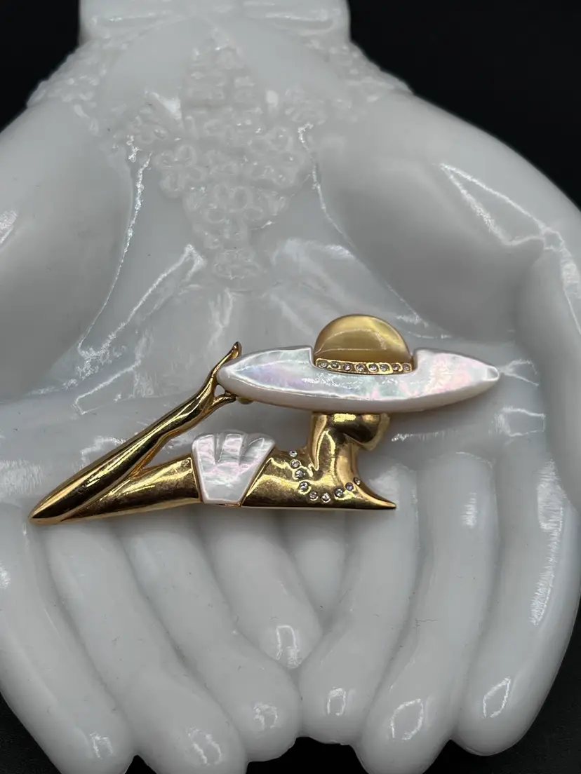 Large Gold Tone Lady With Mother Of Pearl Sun Hat & Shoulder Strap Brooch 3.5”👒