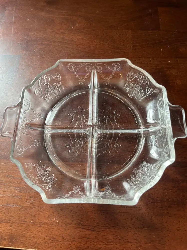 Clear Indiana Lorain glass 4 Part divided relish dish with embossed floral and basket motifs.
9” X 7” depression era circa 1930s
