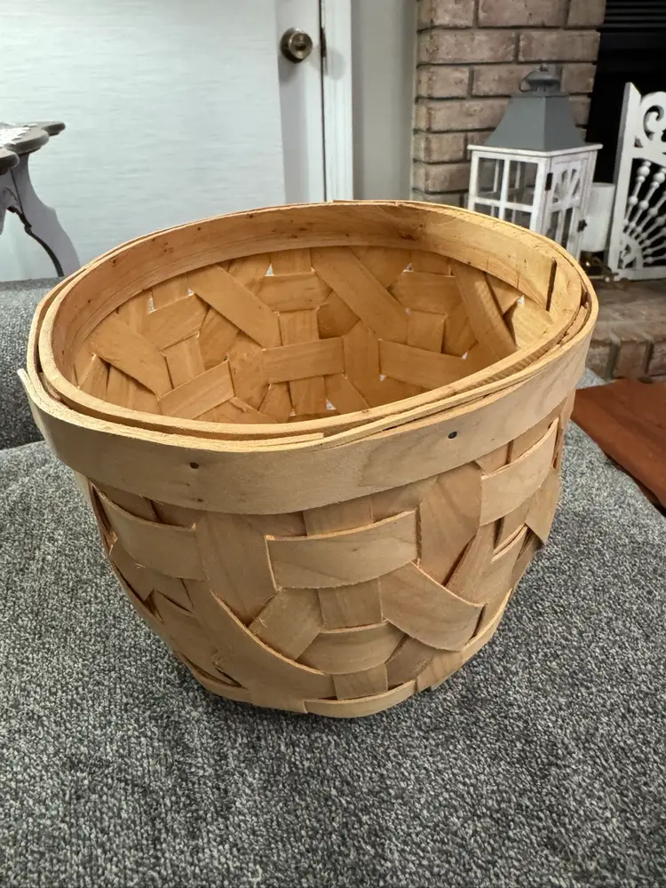 Round Basket With Handle & 3 Feet On The Bottom