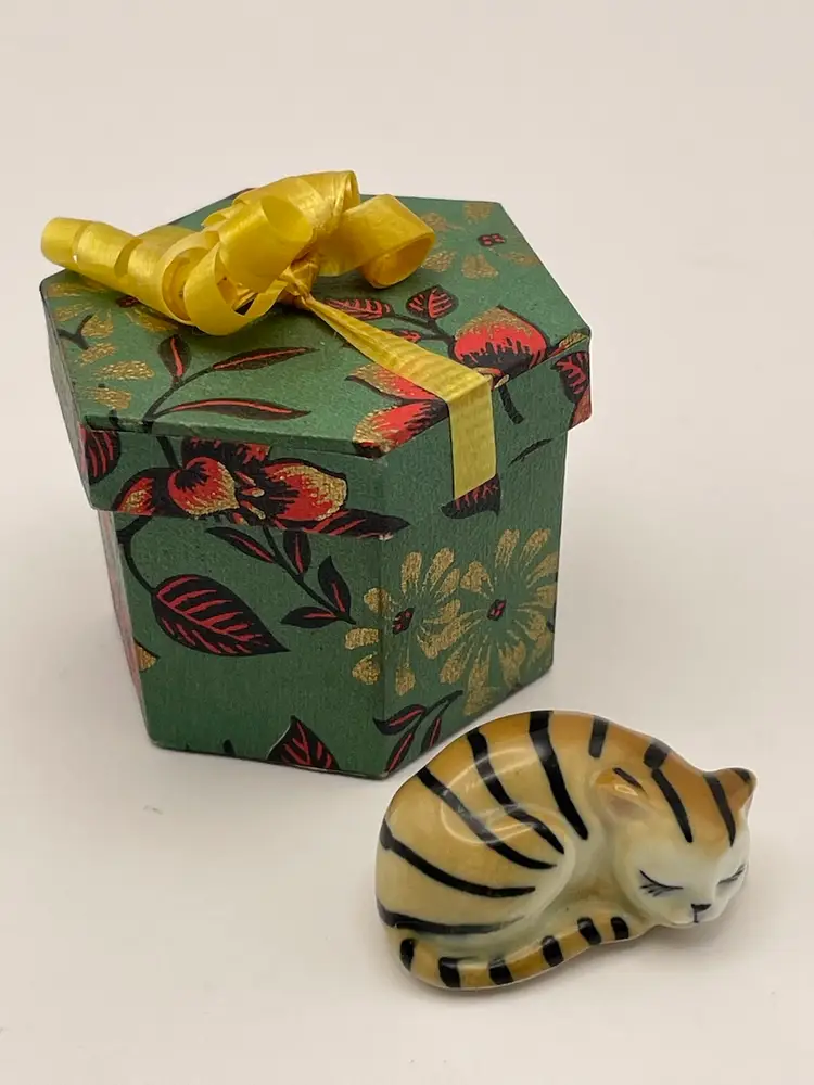 Adorable tiny ceramic kitty with tiny gift box! It doesn’t get cuter than this! Excellent condition!