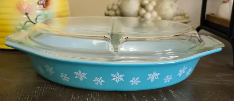 Pyrex Turquoise Snowflake 1- 1/2 qt divided dish
