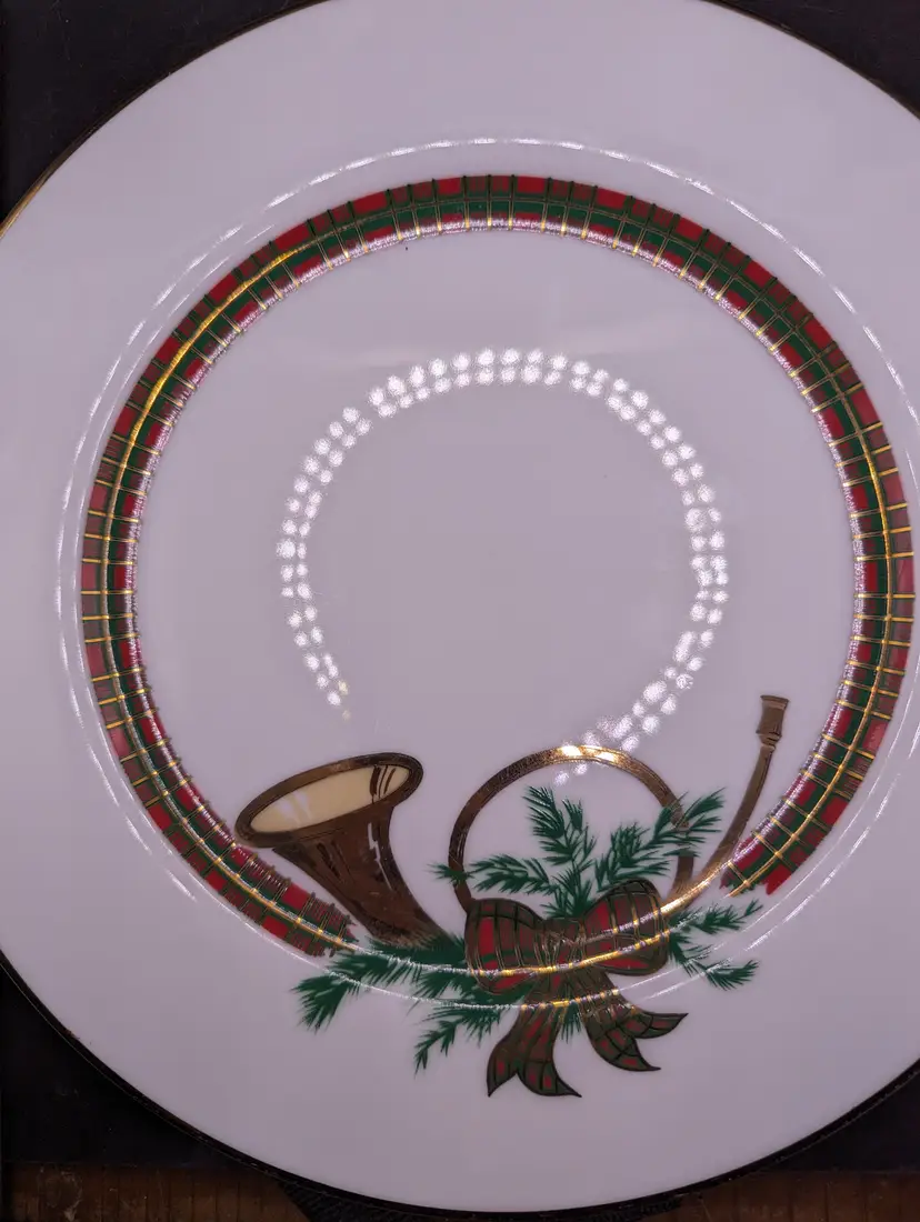 10 1/4" Dinner Plate The Hunt Georges Briard Gold Horn Plaid Band