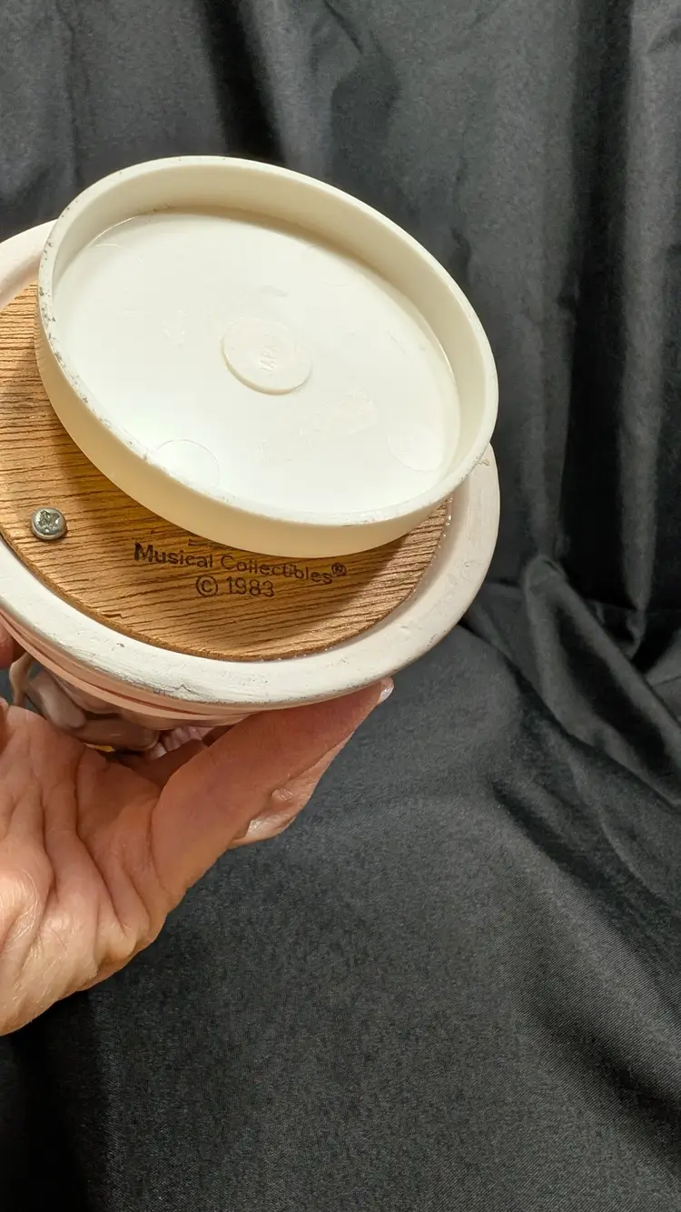 1983 Musical Japan Porcelain figurine Girls with Bible