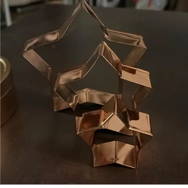 3 Cookie Cutter Set Of Stars In Tin Copper Appearance