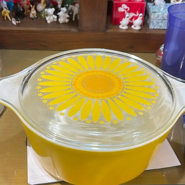 VINTAGE PYREX YELLOW DAISY SUNFLOWER #475 CASSEROLE DISH WITH LID,  2  1/2 QUART