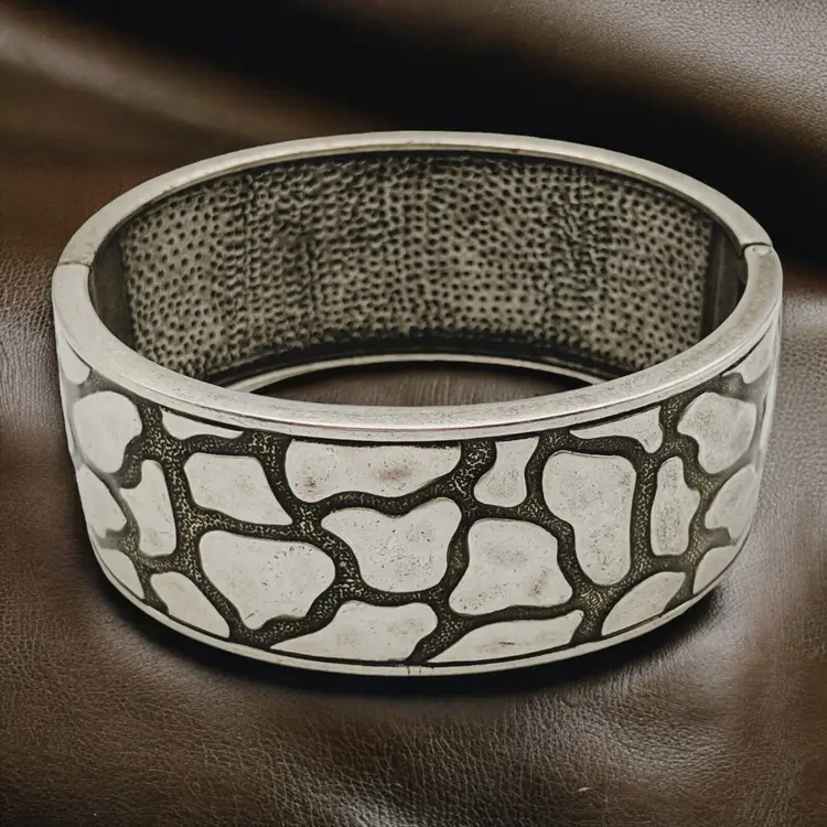 Premier Designs Giraffe Animal Print Hinged Magnetic Bangle Bracelet Silver Tone