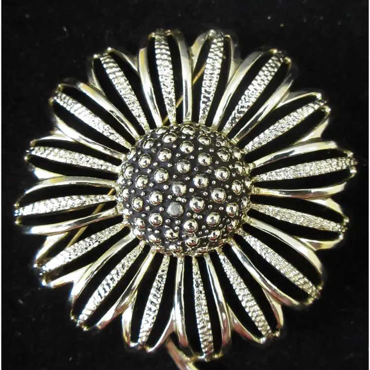 Vintage Sarah Coventry "Daisy Mae" Large Gold Tone Metal Flower Brooch Pin - Signed 1960, 3 Inch Diameter