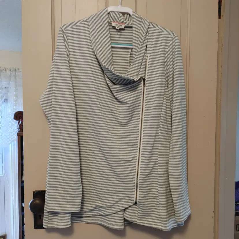 Top- Brand: Andree by Unit. Size 3X. Grey & white long sleeve top. Material- 80% polyester, 15% rayon, 5% spandex. No callouts.