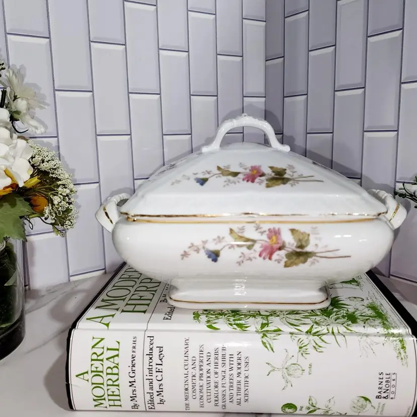 Vintage Corn Flower Covered Serving Dish