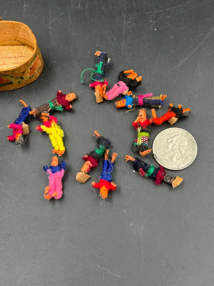 12 Vintage Guatemalan Mini Worry Trouble Dolls In Box