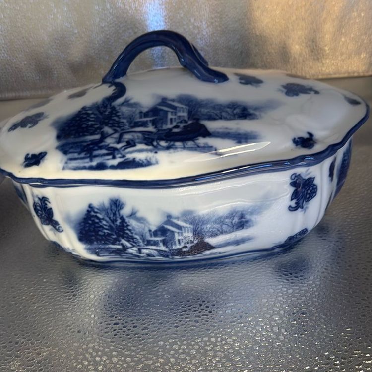 Cracker Barrel Blue And White Chinoiserie Beautiful Covered Serving Bowl.