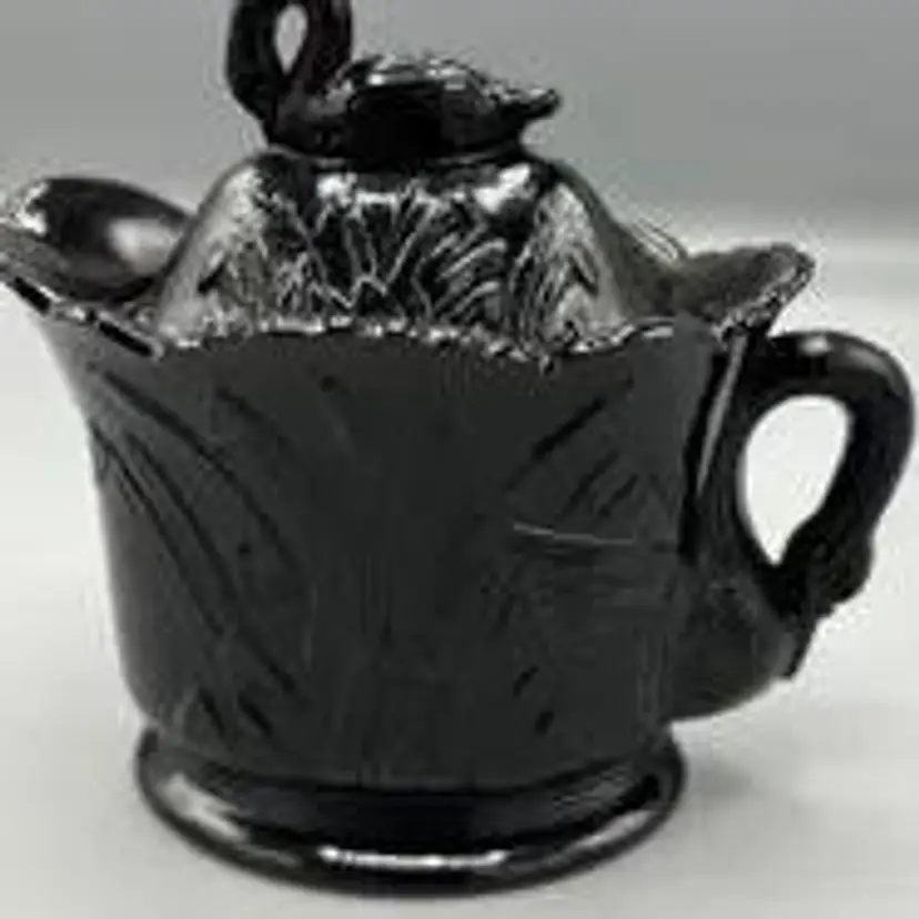 Westmoreland Swan lidded creamer