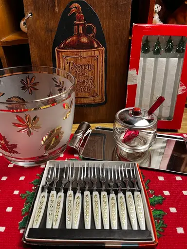 You’re Invited! Holiday Cocktail & Card Party with Marge